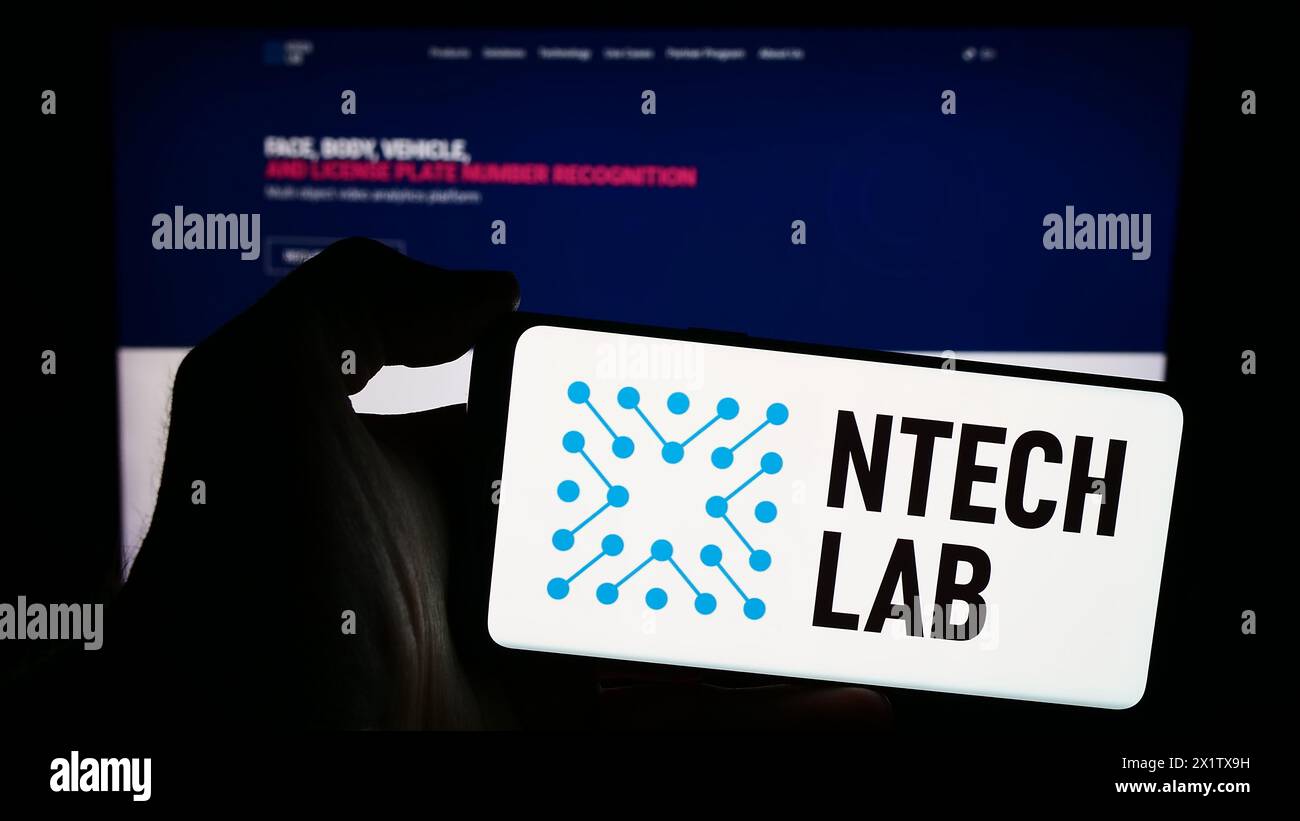 Personne tenant le téléphone portable avec le logo de la société russe de reconnaissance faciale NtechLab (Findface) en face de la page Web. Concentrez-vous sur l'affichage du téléphone. Banque D'Images