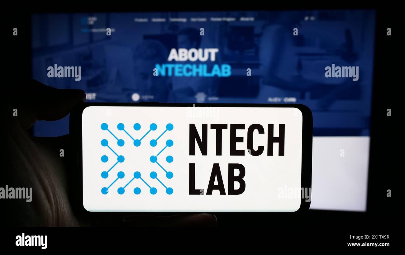 Personne tenant le téléphone portable avec le logo de la société russe de reconnaissance faciale NtechLab (Findface) en face de la page Web. Concentrez-vous sur l'affichage du téléphone. Banque D'Images