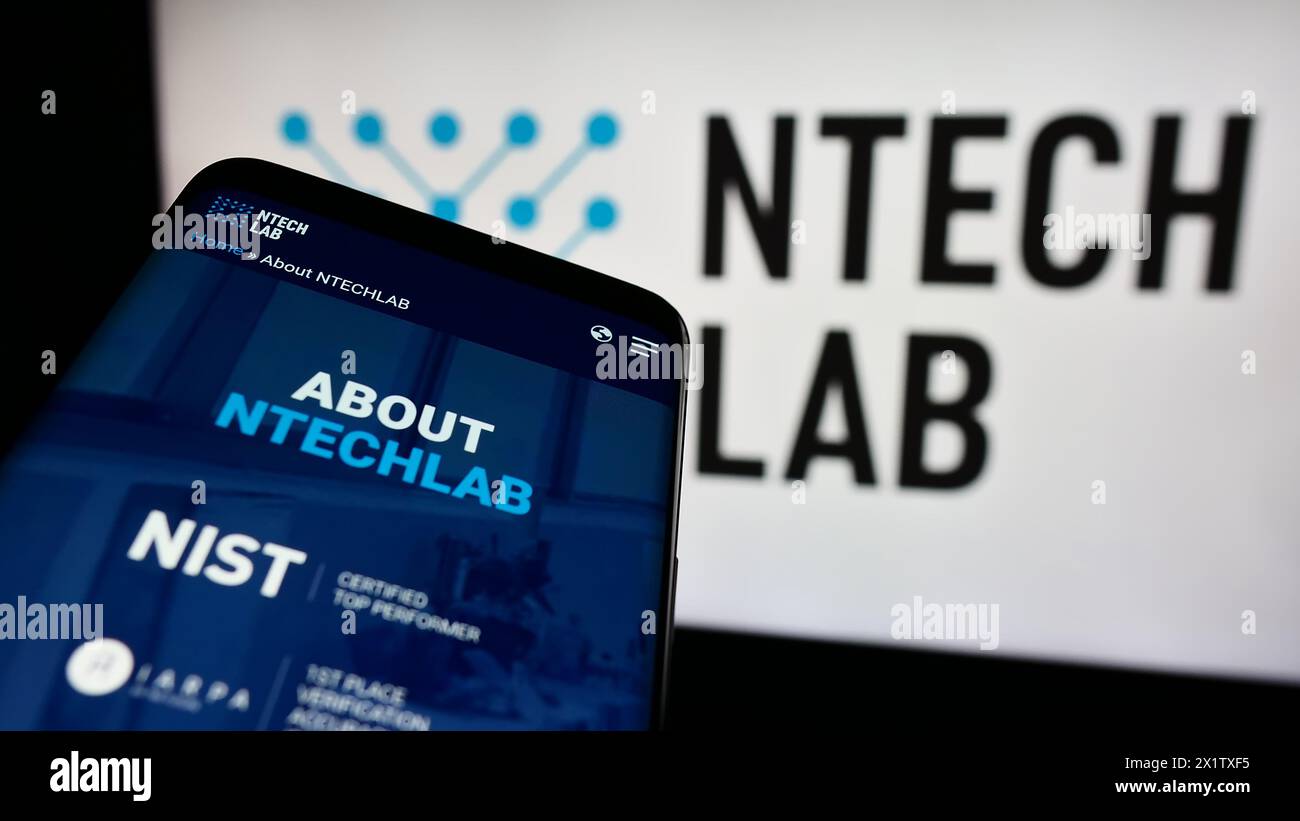 Téléphone portable avec le site de la société russe de reconnaissance faciale NtechLab (Findface) devant le logo. Concentrez-vous sur le coin supérieur gauche de l'écran du téléphone. Banque D'Images