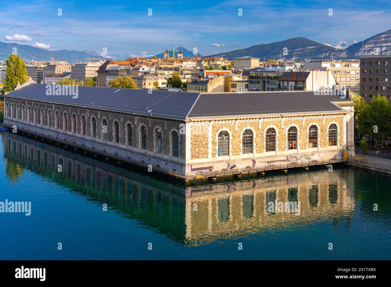 Genève, Suisse architecture historique sur le Rhône. Banque D'Images