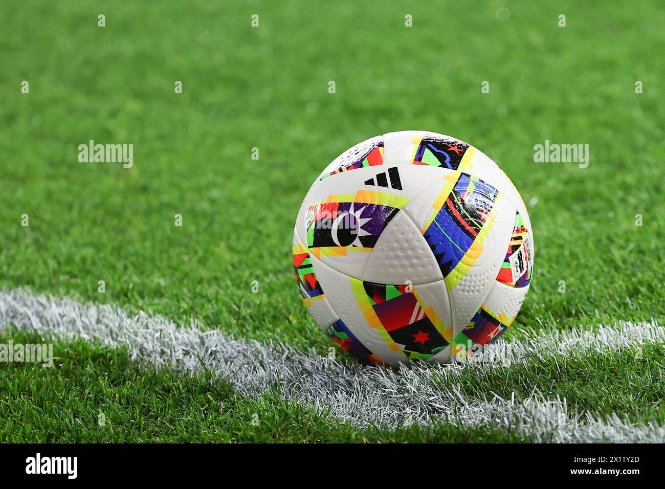 HARRISON, NJ - APRIL 13: A gereral view of an official Game Ball in the corner during the Major League Soccer game on April 13, 2024 at Red Bull Arena in Harrison, New Jersey. (Photo by Rich Graessle/Icon Sportswire) (Icon Sportswire via AP Images) Banque D'Images