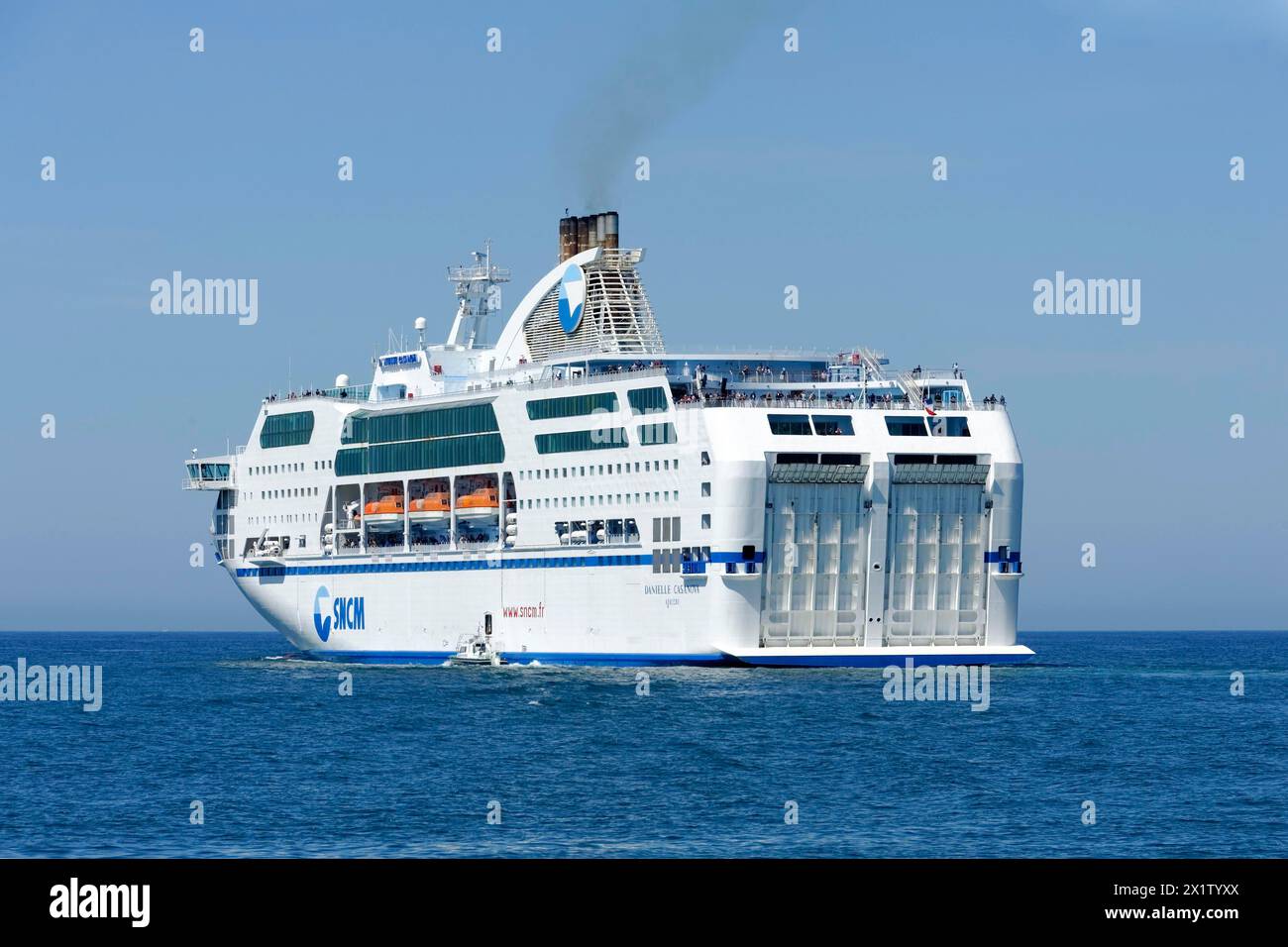 Port de Marseille, Grand ferry blanc naviguant sur la mer sous un ciel bleu, moyens de transport pour voyager, Marseille, Département Bouches-du-Rhône Banque D'Images