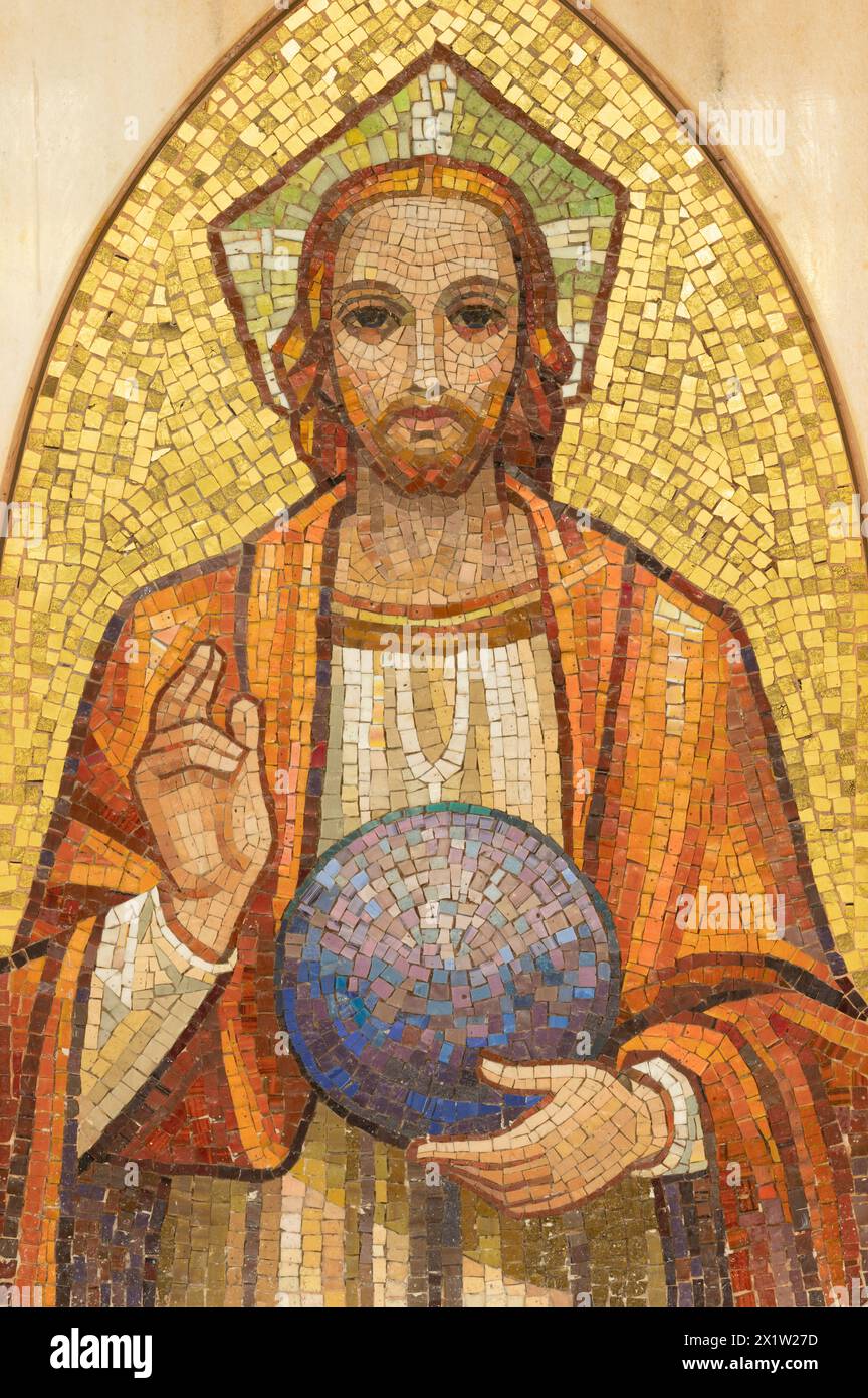 MILAN, ITALIE - 5 MARS 2024 : la mosaïque de l'ange avec le livre et l'inscription dans l'église Chiesa di San Camillo de 20. cent. Banque D'Images