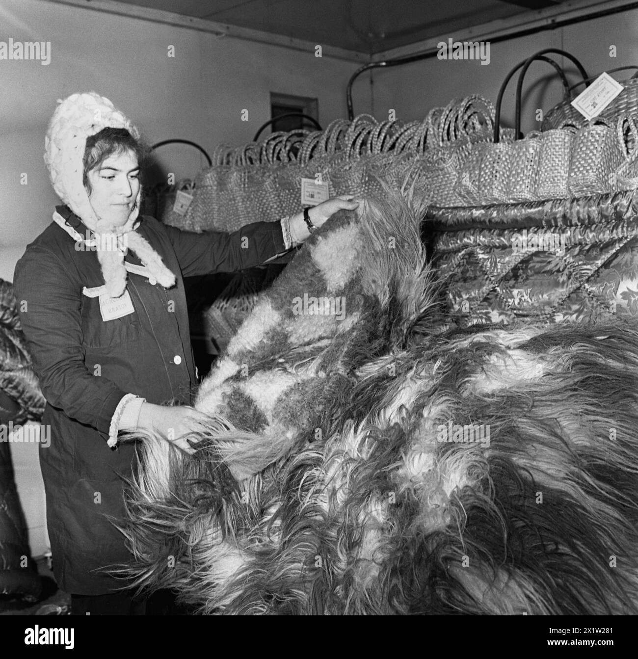 République socialiste de Roumanie dans les années 1970 Femme à l'intérieur d'un magasin appartenant à l'État vendant des produits traditionnels faits à la main. (Remarquez le chapeau chaud que la femme porte, car le pays manquait d'énergie pour le chauffage). Banque D'Images