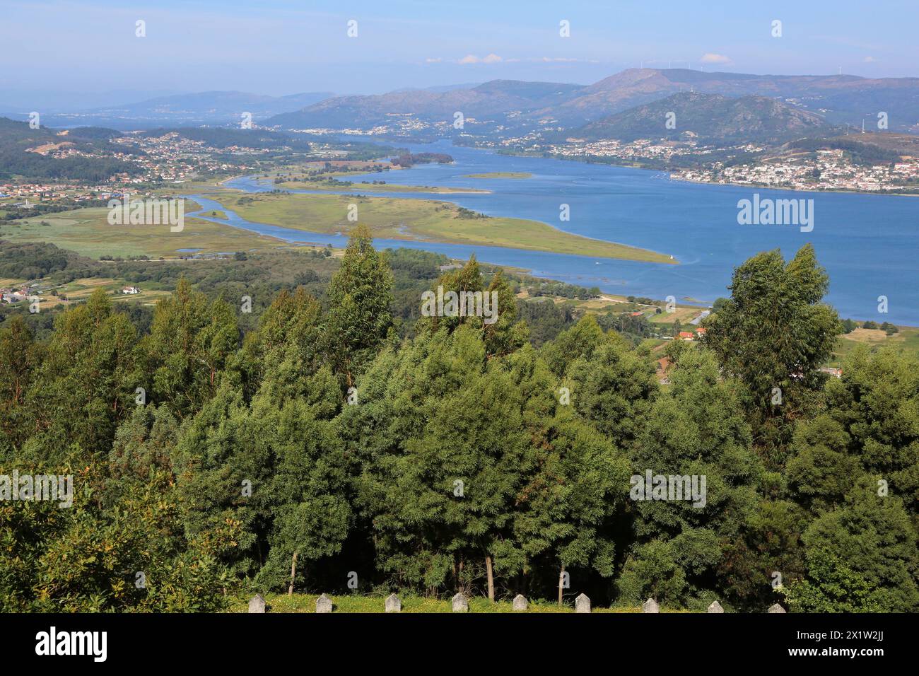 L'estuaire du fleuve Minho, l'Espagne et le Portugal, la frontière A Guarda, Pontevedra, Galice, Espagne. Banque D'Images