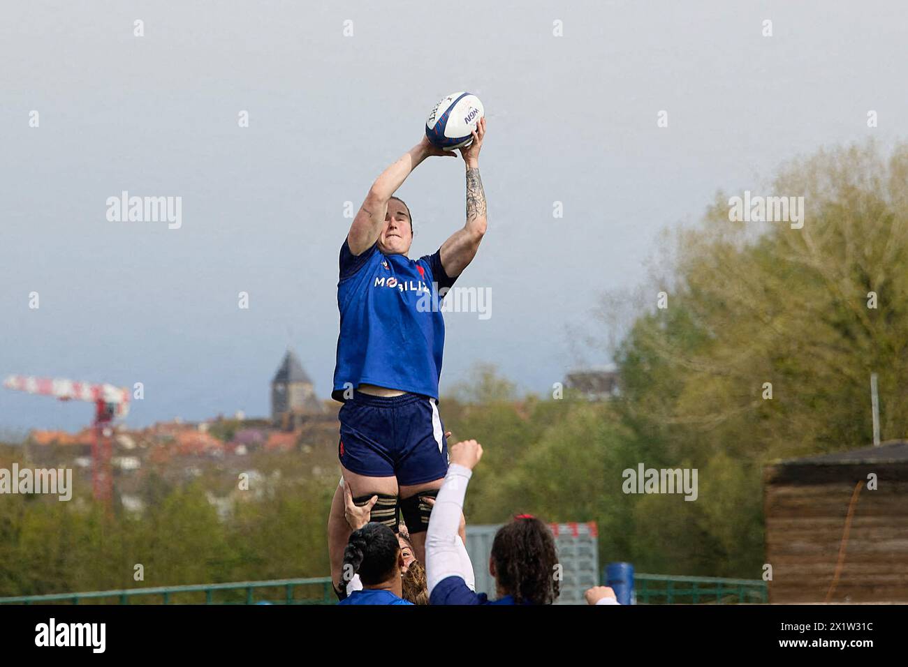 Marcoussis, France. 17 avril 2024. Entraînement sous la pluie, à Marcoussis (National Rugby Center) pour l'équipe de France féminine de rugby qui rencontrera le pays de Galles à Cardiff dimanche 21 avril. Il s'agit du quatrième match du tournoi des six Nations et jusqu'à présent, les françaises XV féminines de Gaëlle Mignot et David Ortiz ont remporté tous leurs matchs et sont classées deuxièmes au classement derrière l'Angleterre qu'elles rencontreront le 27 avril prochain. Marcoussis, France, le 17 avril 2024. Photo de Jean Pierre Nguyen Van Hai Barbier/ABACAPRESS.COM crédit : Abaca Press/Alamy Live News Banque D'Images