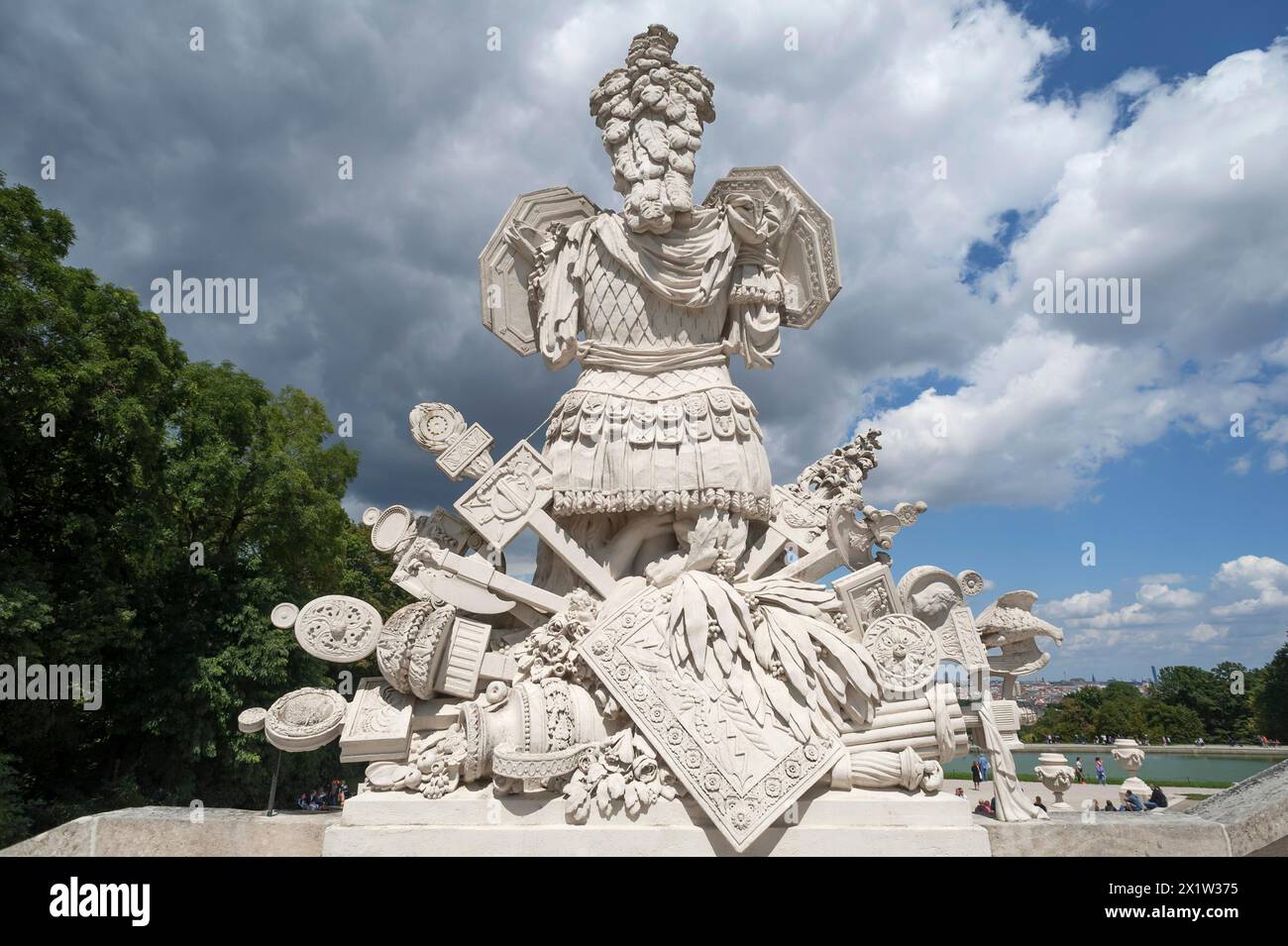 Symboles anciens tels que armures, boucliers, panneaux de terrain, devant l'escalier de la Gloriette, construit en 1775, Schoenbrunn Palace Park Banque D'Images