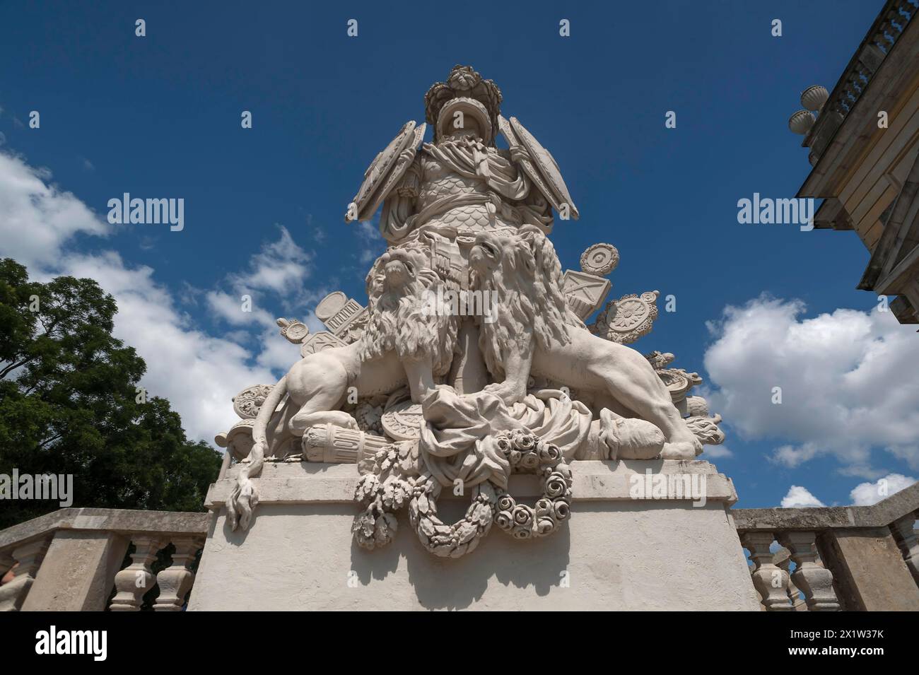 Symboles anciens tels que armures, boucliers, insignes et lions, devant l'escalier de la Gloriette, construit en 1775, Schoenbrunn Palace Park Banque D'Images