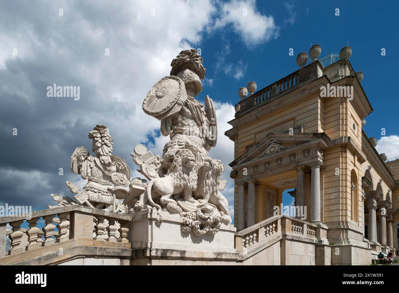 Gloriette, construite en 1775, a laissé des symboles antiques tels que des armures, des boucliers, des panneaux de champ et des lions, devant l'escalier, Schoenbrunn Palace Park Banque D'Images