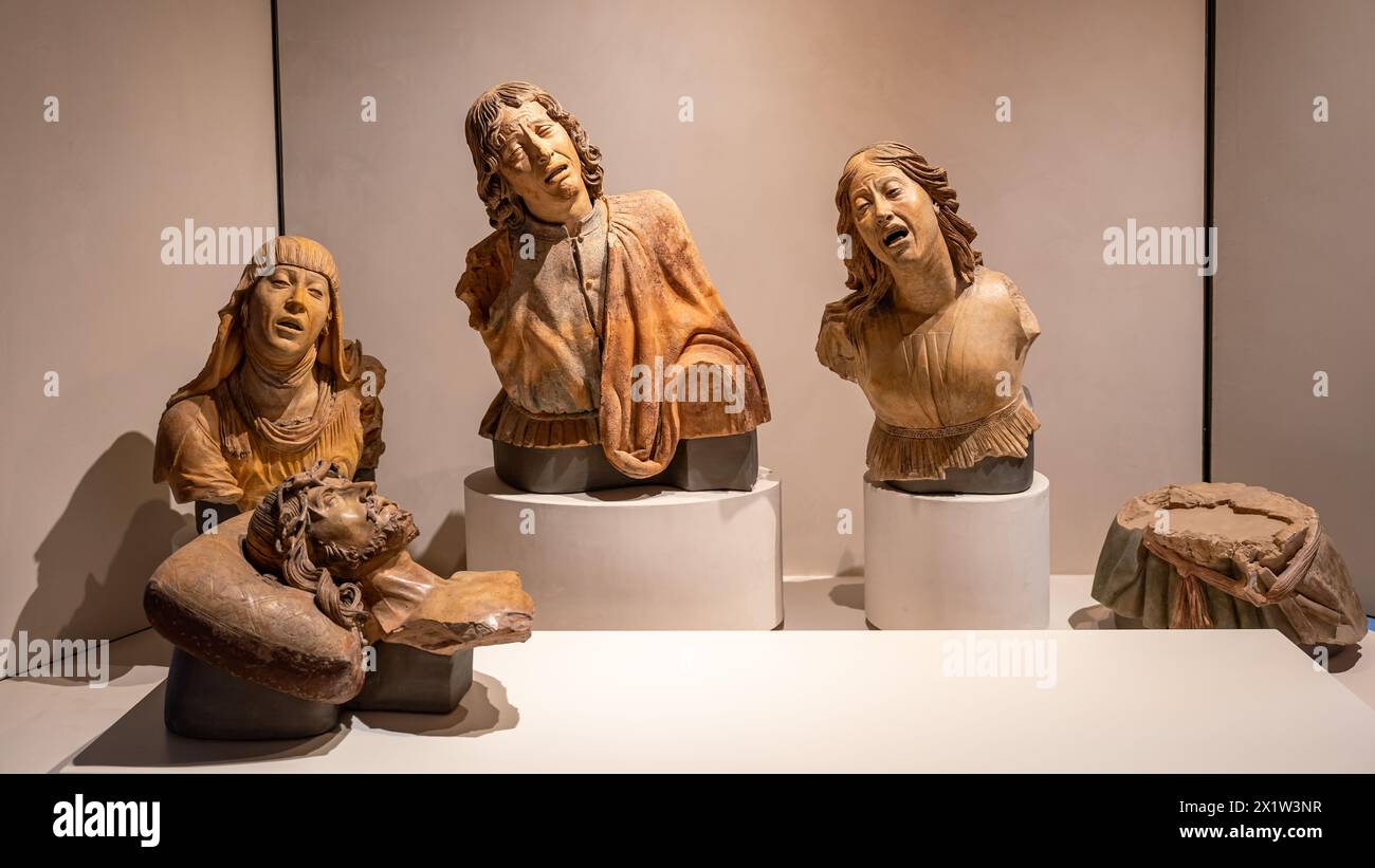 Collection de parties de statues religieuses médiévales représentant des gens pleurant devant le cadavre de Jésus Banque D'Images