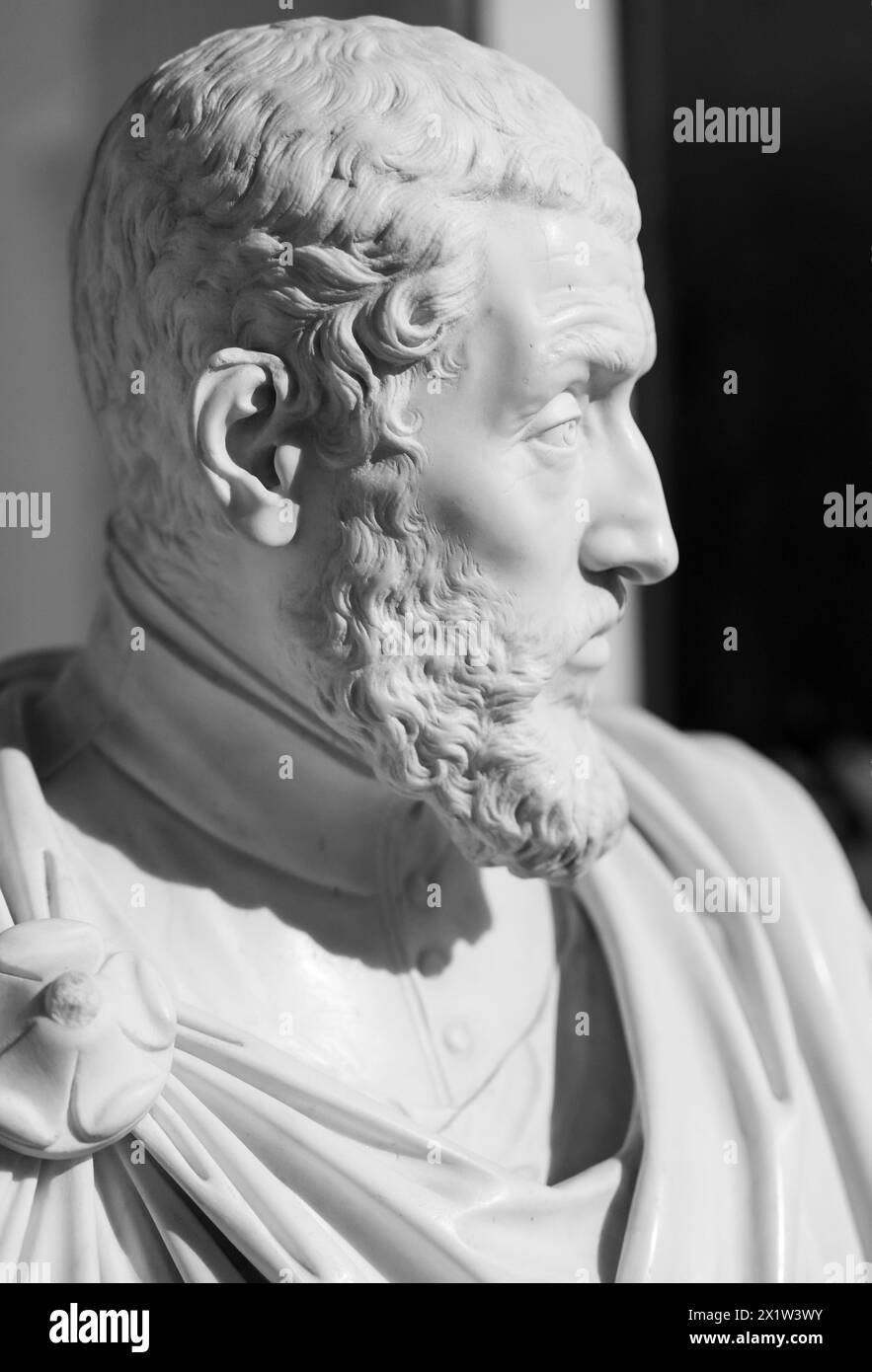Photo en noir et blanc du profil du buste en marbre du roi italien Banque D'Images