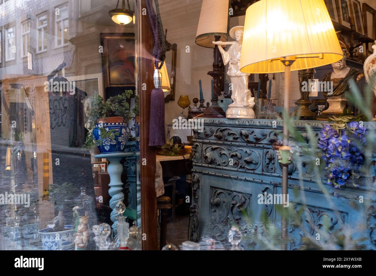 Boutique d'antiquités et d'art à Porto dans le nord du Portugal le 7 mai 2022. Antiquaire et magasin d'art a Porto dans le nord du Portugal le 7 mai 2022. Banque D'Images