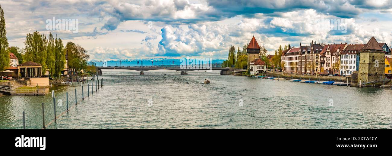 Immense panorama sur le pont du Rhin (Rheinbrücke) traversant la rivière Seerhein à Constance avec les Alpes derrière et les deux tours médiévales Rheintorturm... Banque D'Images