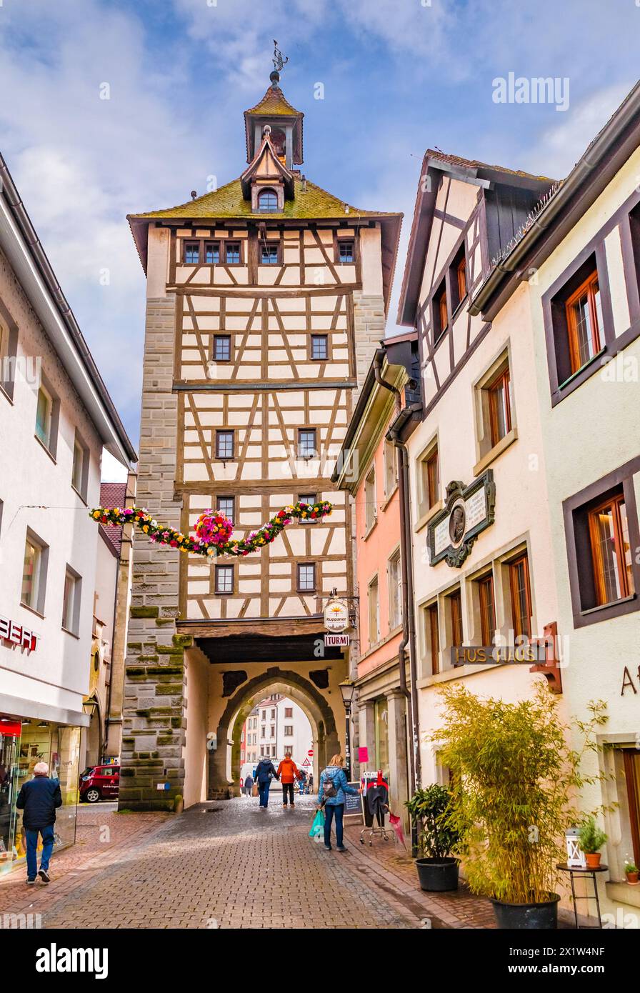 Belle vue portrait du célèbre Schnetztor à Constance (Constance) avec l'impressionnante façade à colombages côté ville. La porte historique de la ville... Banque D'Images