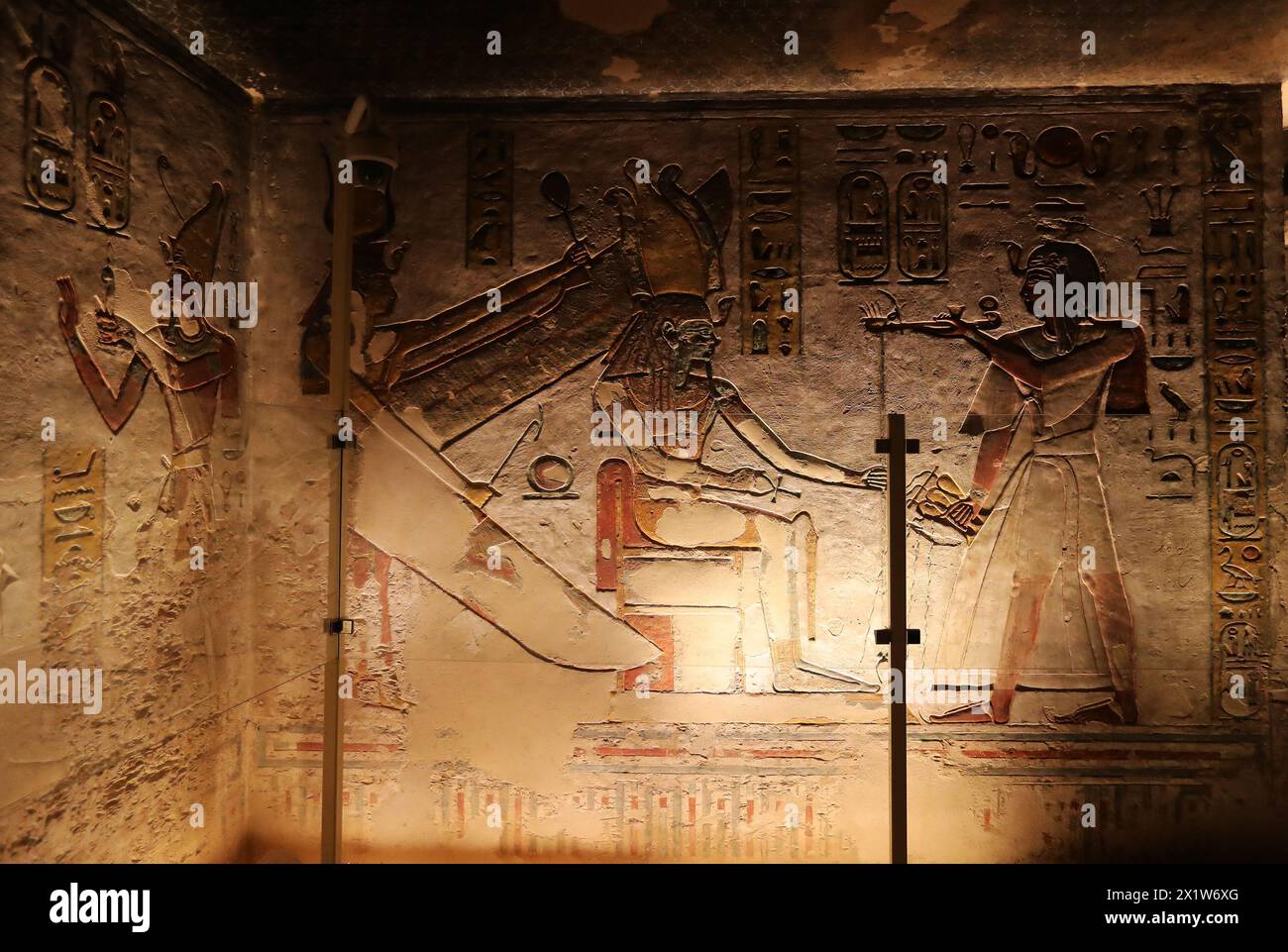 (240418) -- PÉKIN, 18 avril 2024 (Xinhua) -- cette photo prise le 8 avril 2024 montre des peintures murales à la Vallée des Rois à Louxor, en Égypte. Louxor, l'ancienne ville de Thèbes dans le sud de l'Égypte, était la capitale des pharaons à l'apogée de leur puissance pendant le nouvel Empire du XVIe siècle av. J.-C. au XIe siècle av. J.-C.. Considéré par beaucoup comme le plus grand musée en plein air du monde, il abrite le célèbre tombeau de Toutankhamon dans la Vallée des Rois et les ruines de l'immense complexe du temple de Karnak et du temple de Louxor. Les ruines Yin, qui est situé à Anyang dans la province du Henan en Chine centrale, est le Banque D'Images