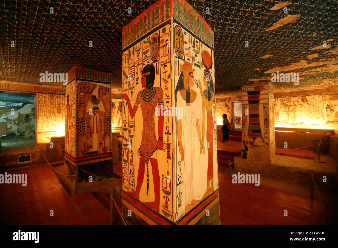 (240418) -- PÉKIN, 18 avril 2024 (Xinhua) -- cette photo prise le 24 janvier 2023 montre des peintures murales à l'intérieur du tombeau de Néfertari dans la vallée des Reines à Louxor, en Égypte. Louxor, l'ancienne ville de Thèbes dans le sud de l'Égypte, était la capitale des pharaons à l'apogée de leur puissance pendant le nouvel Empire du XVIe siècle av. J.-C. au XIe siècle av. J.-C.. Considéré par beaucoup comme le plus grand musée en plein air du monde, il abrite le célèbre tombeau de Toutankhamon dans la Vallée des Rois et les ruines de l'immense complexe du temple de Karnak et du temple de Louxor. Les ruines Yin, qui est situé à Anyang du centre C Banque D'Images