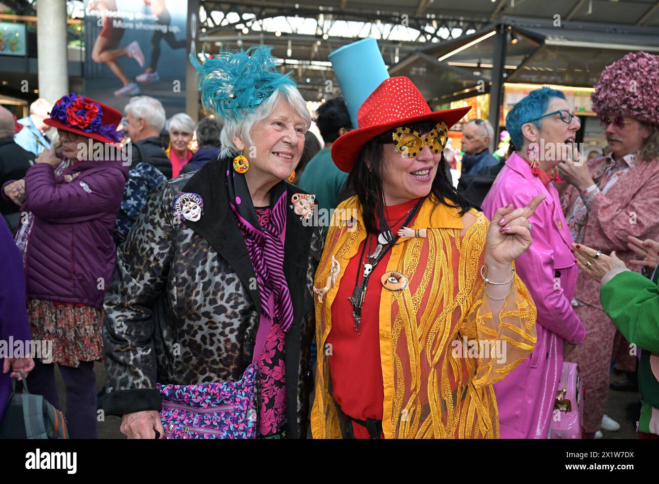 Londres, Royaume-Uni. 18 avril 2024. Un groupe comme la chanson va des adeptes dévoués de la mode descendent sur Londres pour la Colour Walk mensuelle. Les événements ont été l'idée de Sue Kreitzman, 83 ans, New Yorkaise, connue par ses amis de la Reine de la couleur en raison de ses tenues lumineuses et élégantes. L'extravagance de la mode a lieu le quatrième jeudi du mois au marché Old Spitalfields près de Liverpool Street. Crédit : MARTIN DALTON/Alamy Live News Banque D'Images