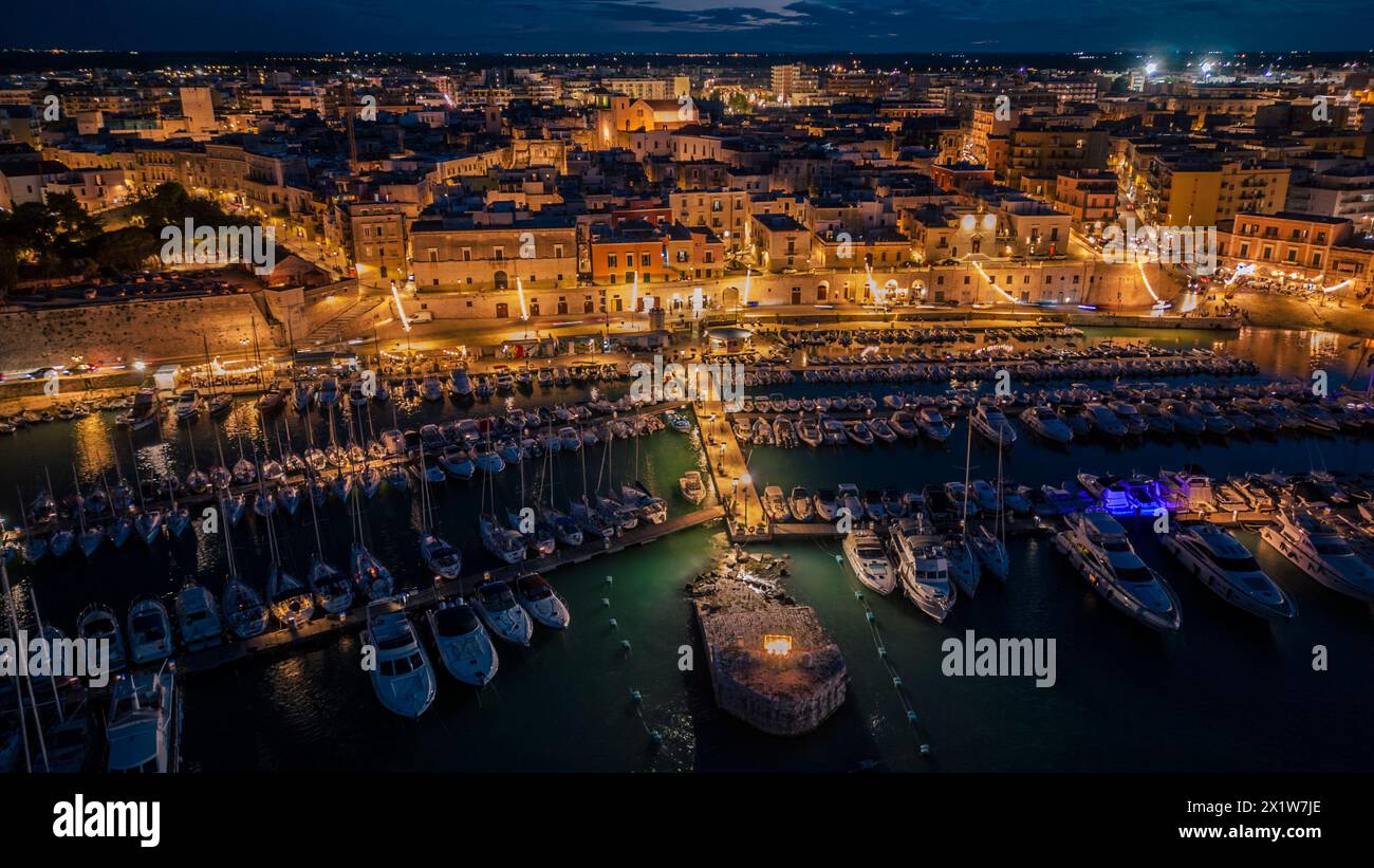 Vue aérienne du front de mer et de la vieille ville de Bisceglie dans les Pouilles avec drone la nuit. Banque D'Images