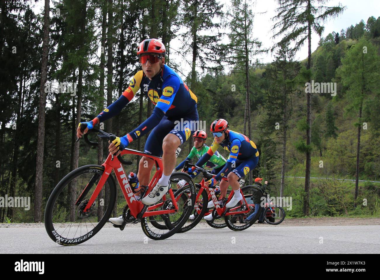 Levico terme, Italie. 18 avril 2024. © Pierre Teyssot/MAXPPP ; TOUR DES ALPES 2024 - UCI Cycling Race Tour des Alpes. Levico terme, Italie, le 18 avril 2024. Étape 4 de 141 km de Leifers/Laives à Borgo Valsugana. Juan Pedro Lopez Perez (ESP) en vert et coéquipiers de Lidl Trek © Pierre Teyssot/Maxppp crédit : MAXPPP/Alamy Live News Banque D'Images