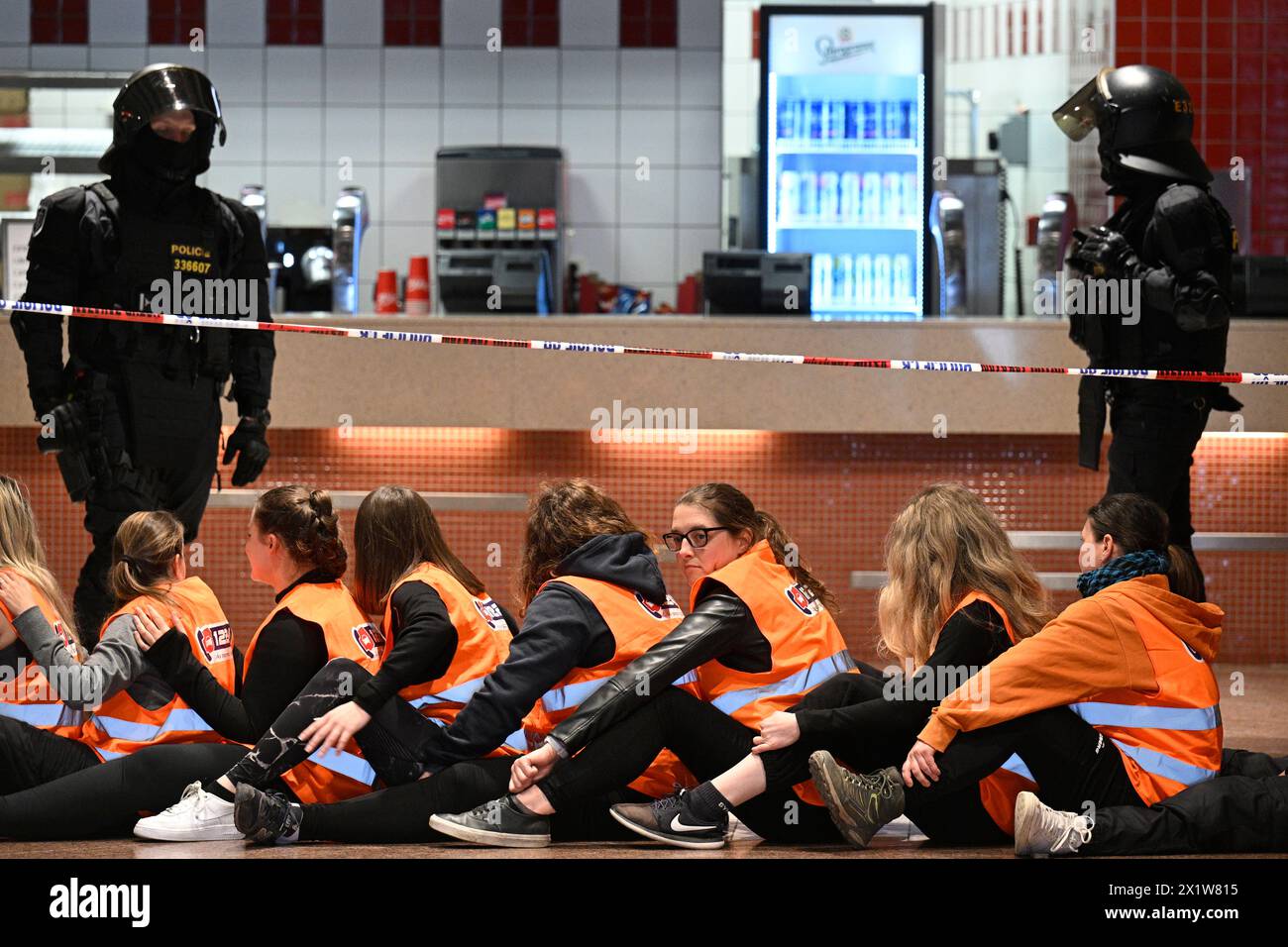 Entraînement de l’escouade antiémeute de la police à l’aréna O2, où le Championnat mondial de hockey sur glace 2024 de l’IIHF aura lieu en mai, à Prague, en République tchèque, le 18 avril 2024. (CTK photo/Michal Kamaryt) Banque D'Images