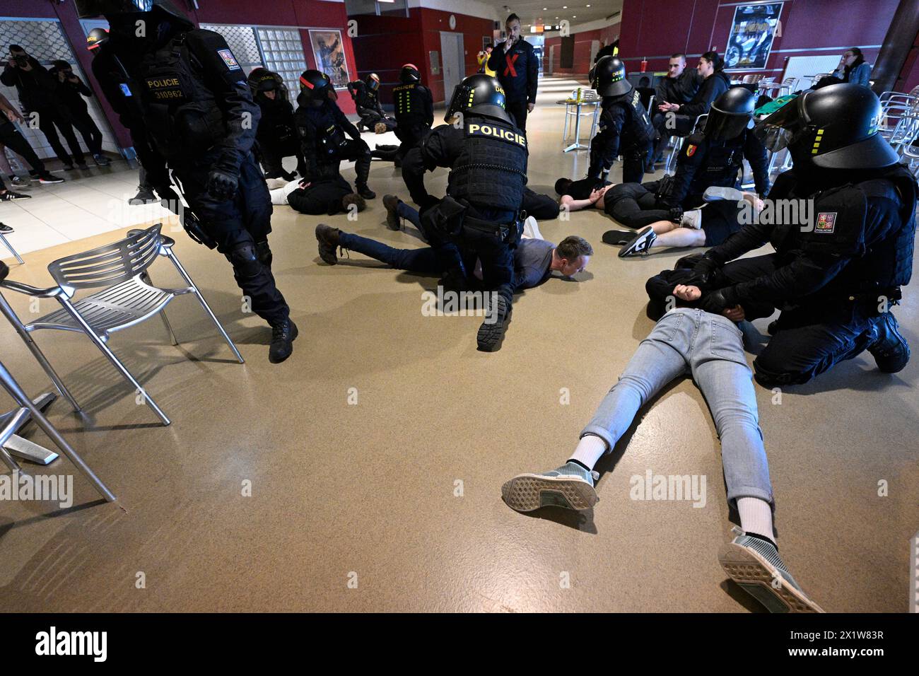 Entraînement de l’escouade antiémeute de la police à l’aréna O2, où le Championnat mondial de hockey sur glace 2024 de l’IIHF aura lieu en mai, à Prague, en République tchèque, le 18 avril 2024. (CTK photo/Michal Kamaryt) Banque D'Images