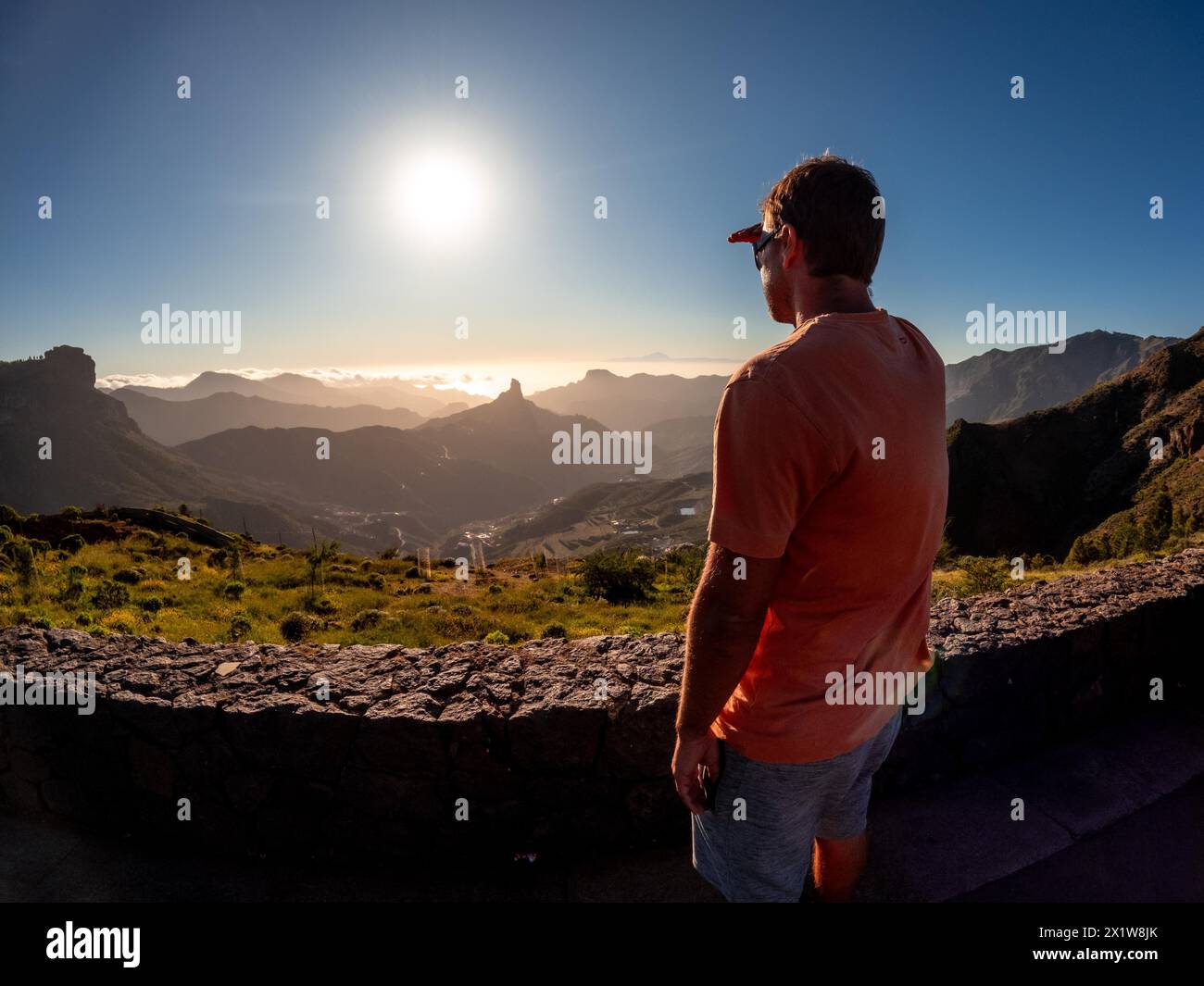 Un jeune garçon au coucher du soleil près de Roque Nublo à Gran Canaria, îles Canaries Banque D'Images