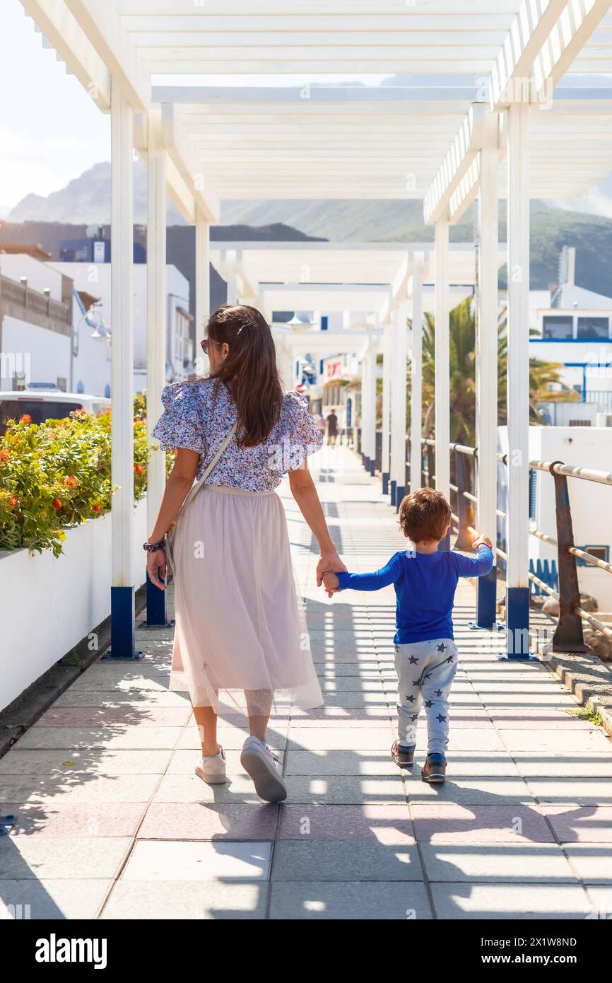 Une mère avec son fils marchant en vacances à Puerto de Las Nieves à Agaete sur Gran Canaria, Espagne Banque D'Images