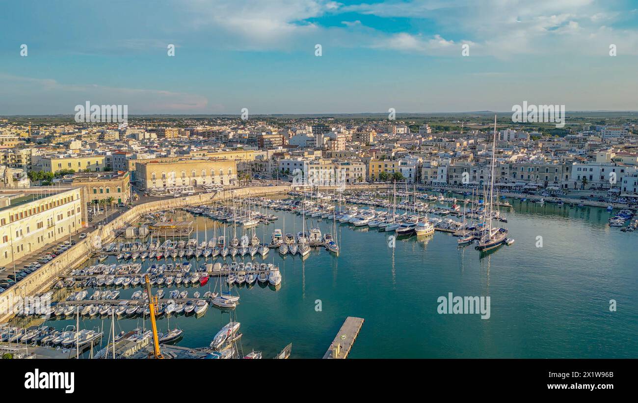 Vue aérienne avec drone du front de mer et la ville de Trani (Pouilles, Italie) Banque D'Images