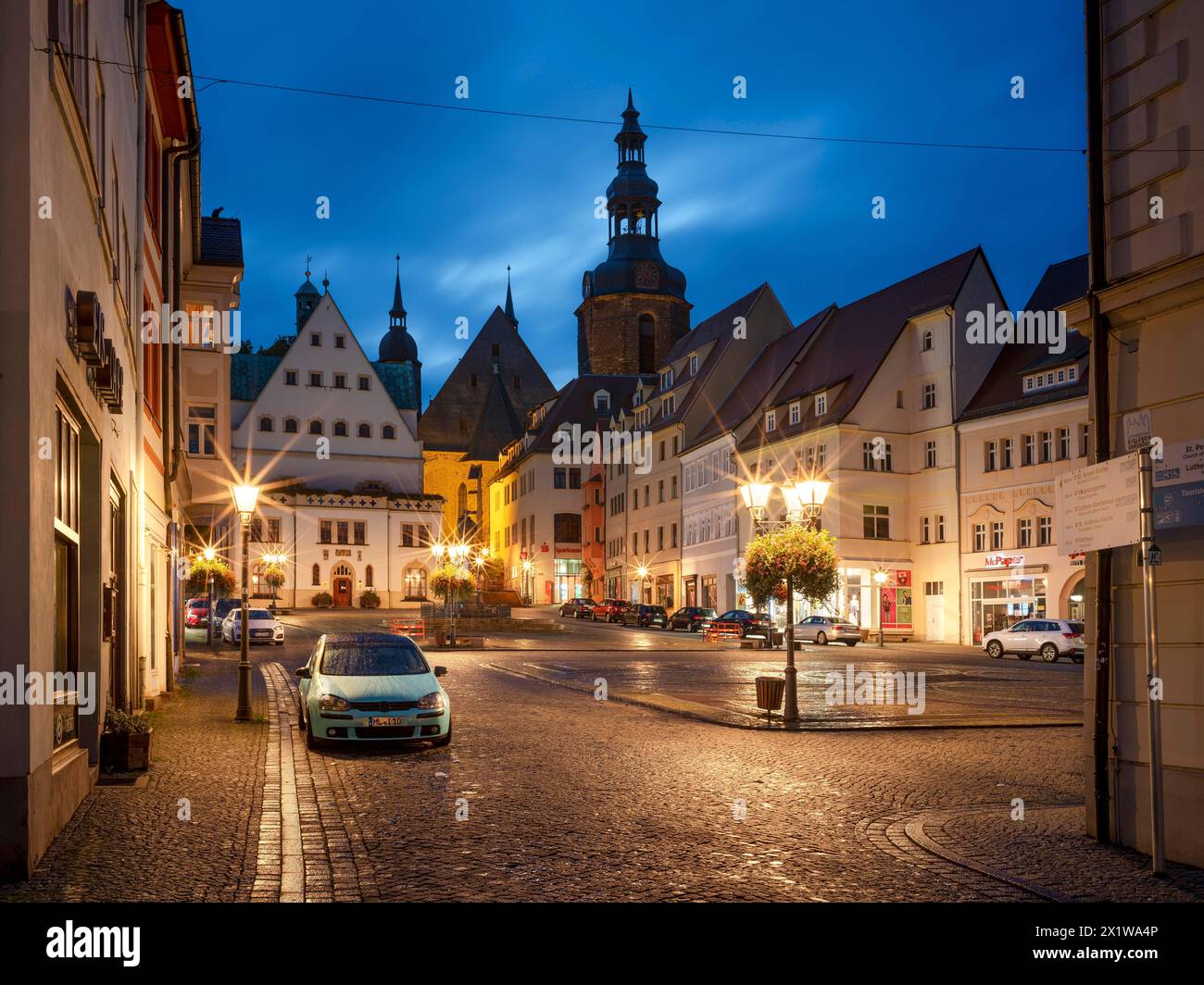 Place du marché avec hôtel de ville, monument Luther et église St Andrew dans la soirée, Luther ville Eisleben, Saxe-Anhalt, Allemagne Banque D'Images