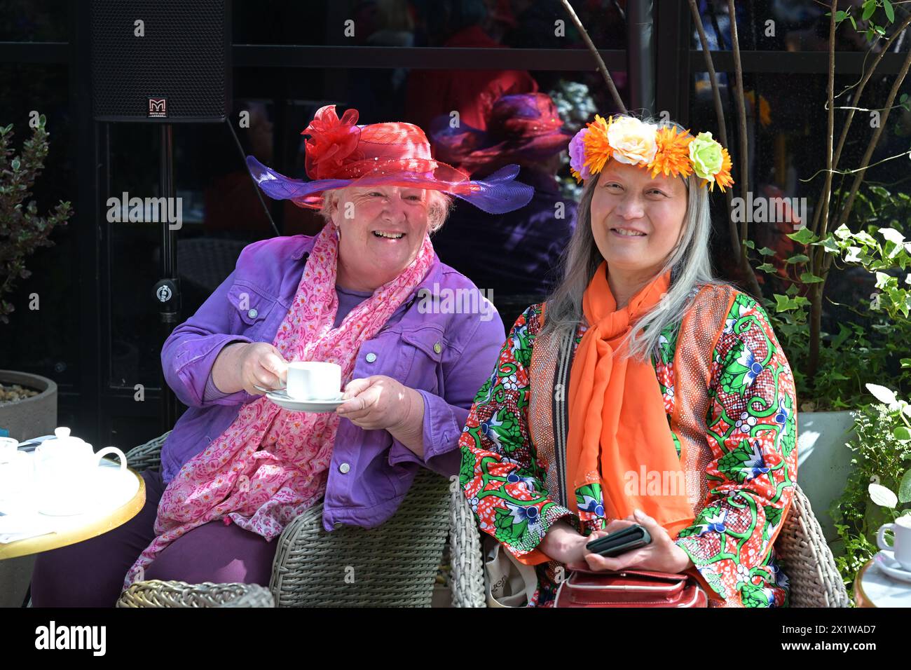 Londres, Royaume-Uni. 18 avril 2024. Un groupe comme la chanson va des adeptes dévoués de la mode descendent sur Londres pour la Colour Walk mensuelle. Les événements ont été l'idée de Sue Kreitzman, 83 ans, New Yorkaise, connue par ses amis de la Reine de la couleur en raison de ses tenues lumineuses et élégantes. L'extravagance de la mode a lieu le quatrième jeudi du mois au marché Old Spitalfields près de Liverpool Street. Crédit : MARTIN DALTON/Alamy Live News Banque D'Images