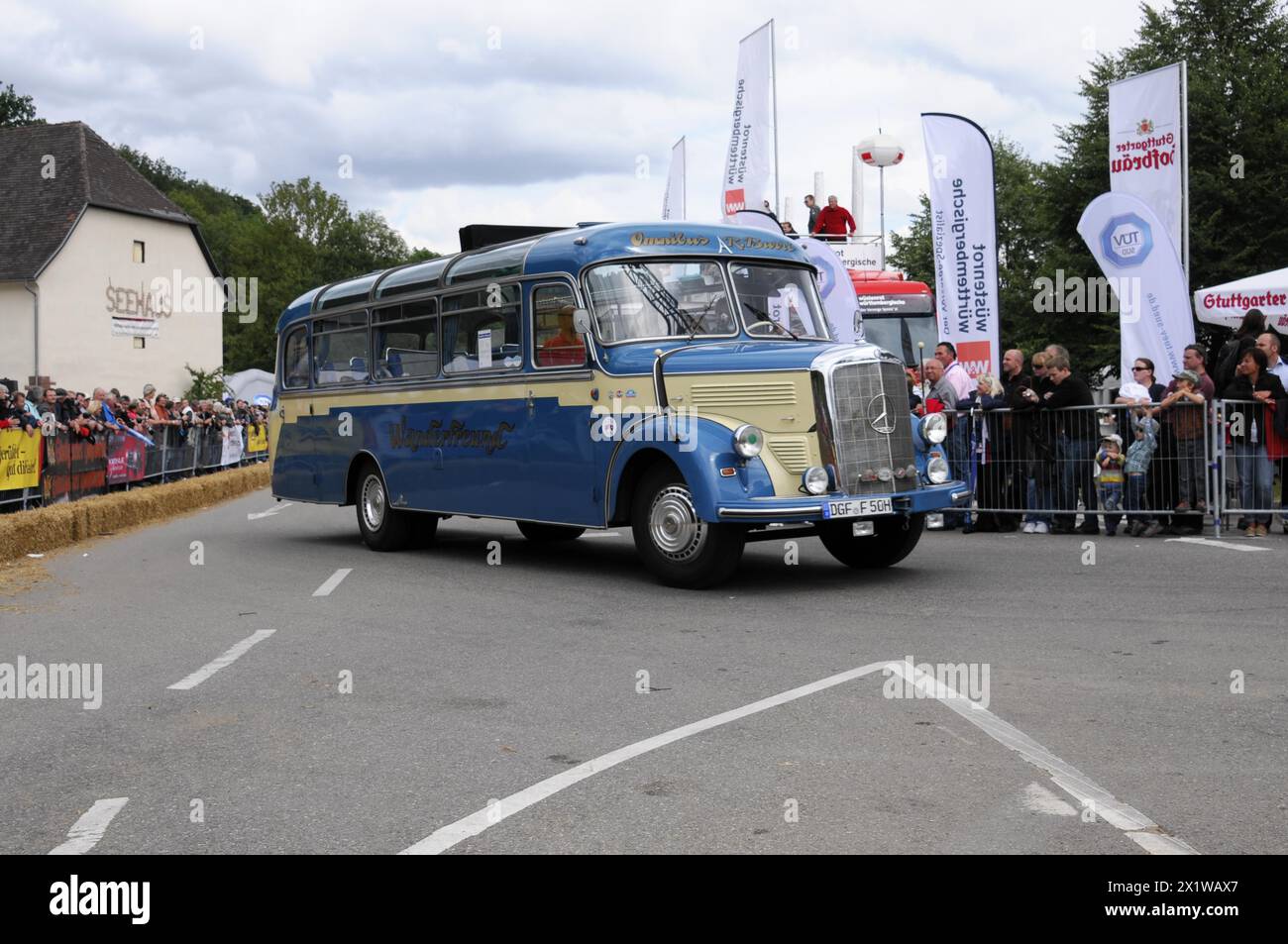 Mercedes-Benz O319, construit en 1964, Un bus Mercedes-Benz vintage en bleu lors d'un rallye avec un public sur le côté, SOLITUDE REVIVAL 2011, Stuttgart Banque D'Images