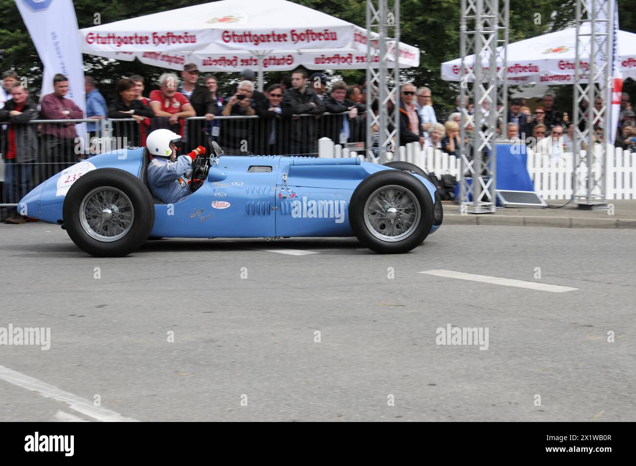 Voiture de course classique bleue entourée de spectateurs pendant la course, SOLITUDE REVIVAL 2011, Stuttgart, Bade-Wuerttemberg, Allemagne Banque D'Images