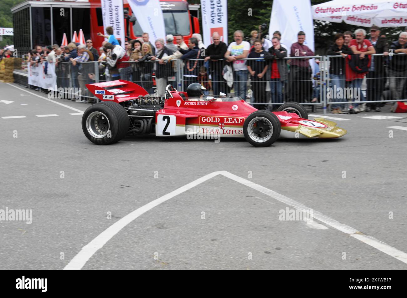 Une voiture de course de formule rouge de Gold Leaf Team Lotus porte le numéro 2, SOLITUDE REVIVAL 2011, Stuttgart, Bade-Wuerttemberg, Allemagne Banque D'Images