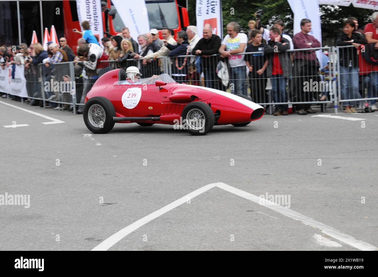 Une voiture de course vintage en rouge avec le numéro de départ 139 à une course, SOLITUDE REVIVAL 2011, Stuttgart, Bade-Wuerttemberg, Allemagne Banque D'Images
