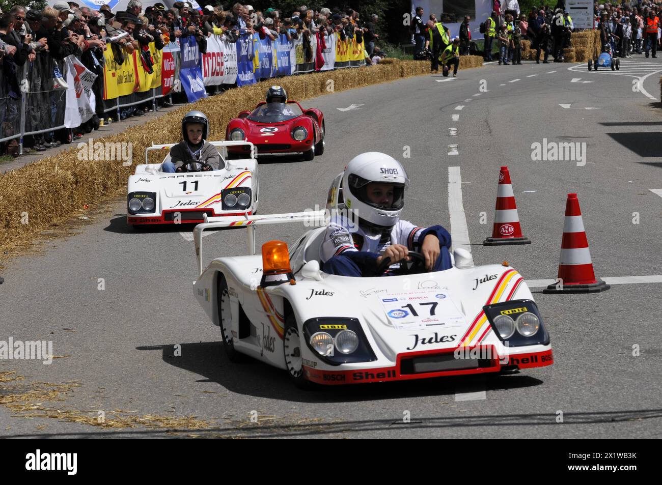 Les coureurs se concentrent sur la course dans des boîtes à savon blanches devant une foule, SOLITUDE REVIVAL 2011, Stuttgart, Bade-Wuerttemberg, Allemagne Banque D'Images