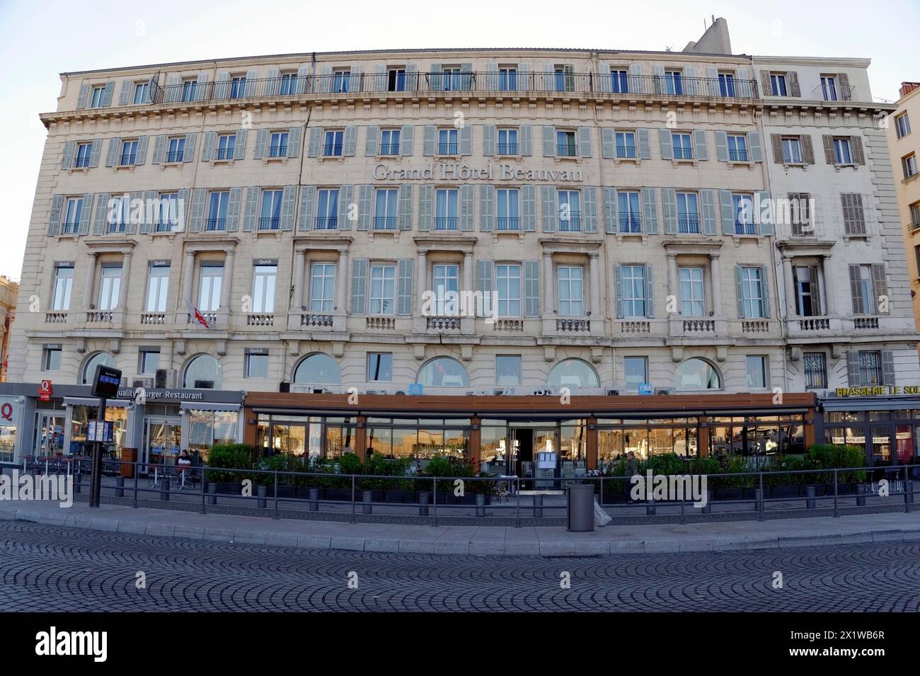 Vue du Grand Hôtel Beauvau avec café au premier plan, Marseille, Département Bouches-du-Rhône, région Provence-Alpes-Côte d'Azur, France Banque D'Images