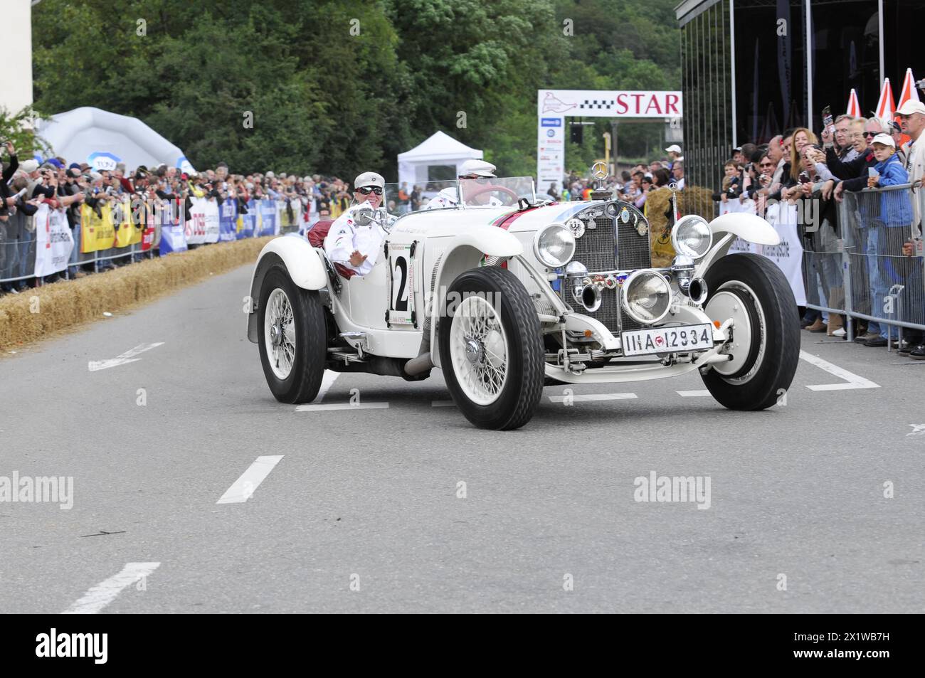Mercedes-Benz SSK, construit en 1928, Une voiture de course vintage blanche avec le numéro 12 sur une piste de course, entourée de fans, RENAISSANCE DE LA SOLITUDE 2011 Banque D'Images