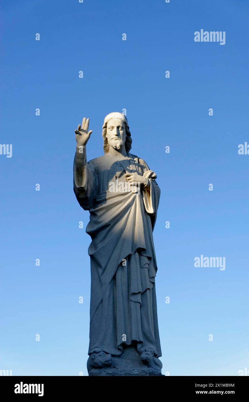 Église notre-Dame de la Garde, Marseille, statue de Jésus avec geste de bénédiction sous un ciel bleu profond, Marseille, Département Bouches-du-Rhône Banque D'Images