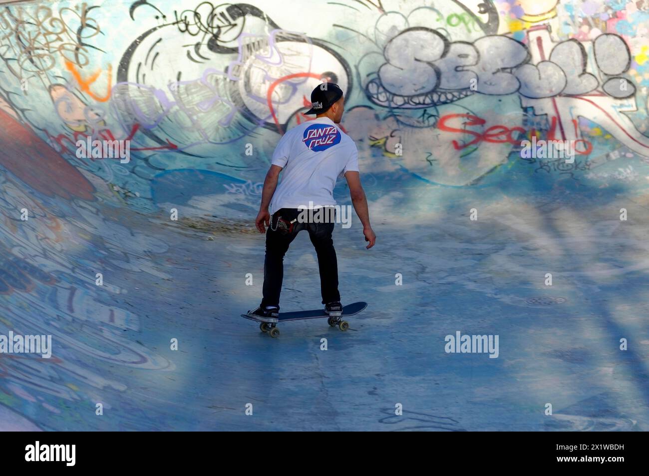 Un skateur effectue des tours dans un skate Park coloré avec graffiti art, Marseille, Département Bouches-du-Rhône, Provence-Alpes-Côte d'Azur Banque D'Images