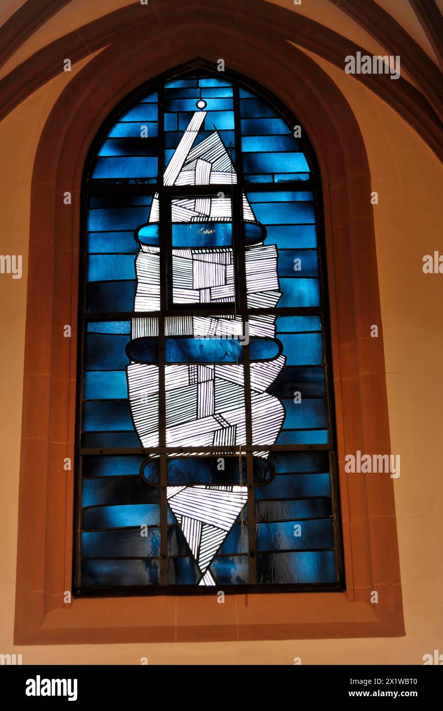 Dom. Kilian,. Cathédrale de Kilian, Wuerzbourg, vitrail moderne d'une nef dans une fenêtre d'église, couleurs prédominantes bleu et blanc, Wuerzbourg Banque D'Images
