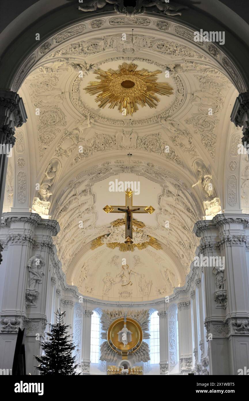 Prog Cathédrale de Kilian à Wuerzbourg, cathédrale de Wuerzbourg, vue détaillée de l'autel d'une église baroque avec des décorations de Noël et crucifix Banque D'Images