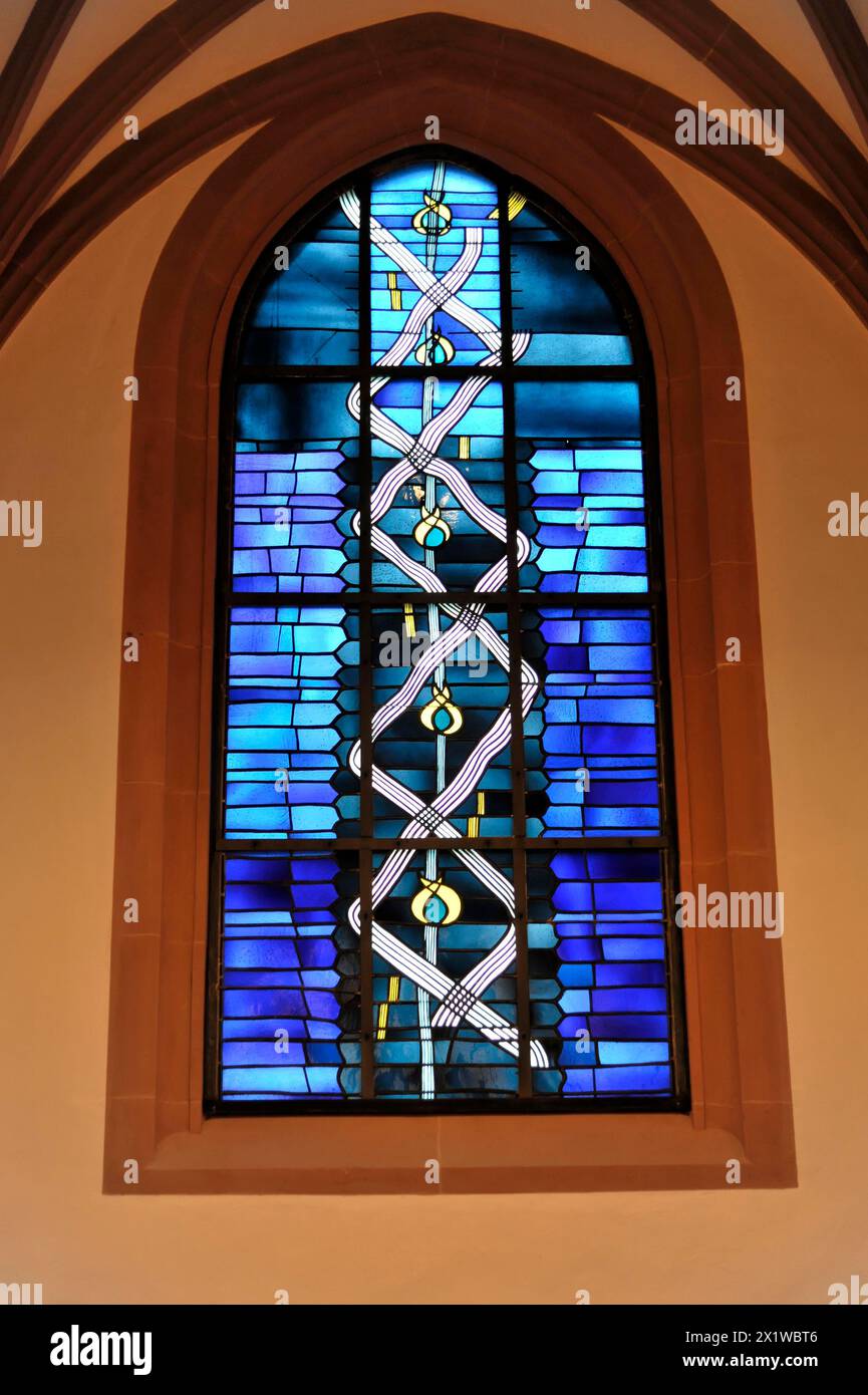 Dom. Kilian,.-Kilians-Dom, Wuerzburg, Un vitrail abstrait moderne dans les tons bleu et or dans une église, Wuerzburg, basse-Franconie Banque D'Images