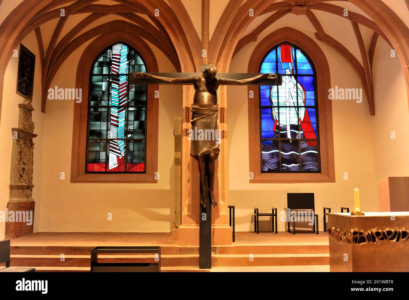 Cathédrale Saint-Kilian, cathédrale Saint-Kilian, Wuerzbourg, sculpture de la Crucifixion du Christ devant un vitrail, Wuerzbourg, inférieur Banque D'Images