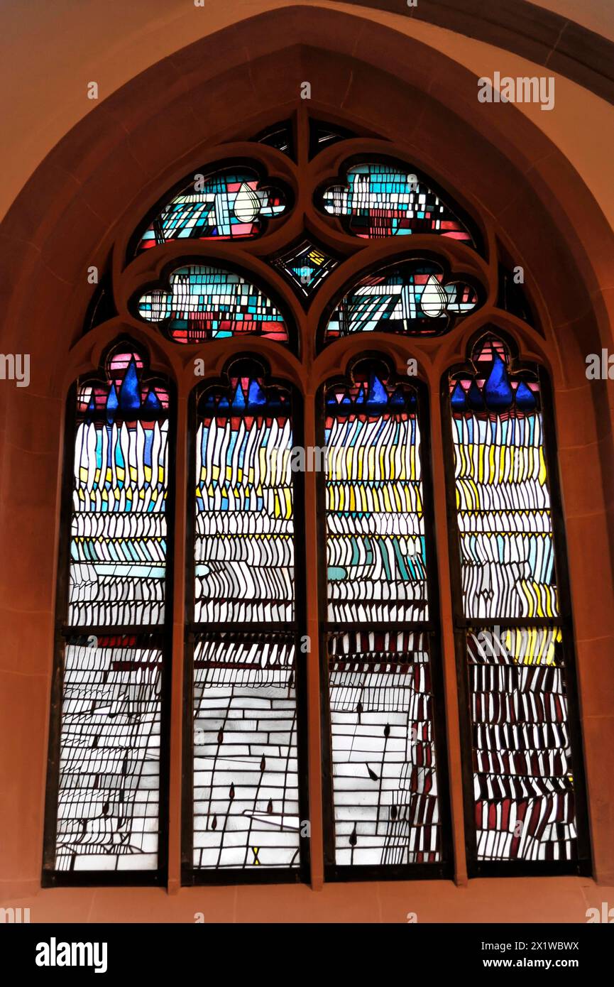 Dom. Kilian,.-Kilians-Dom, Wuerzburg, grand vitrail moderne avec un motif abstrait, Wuerzburg, basse-Franconie, Bavière, Allemagne Banque D'Images