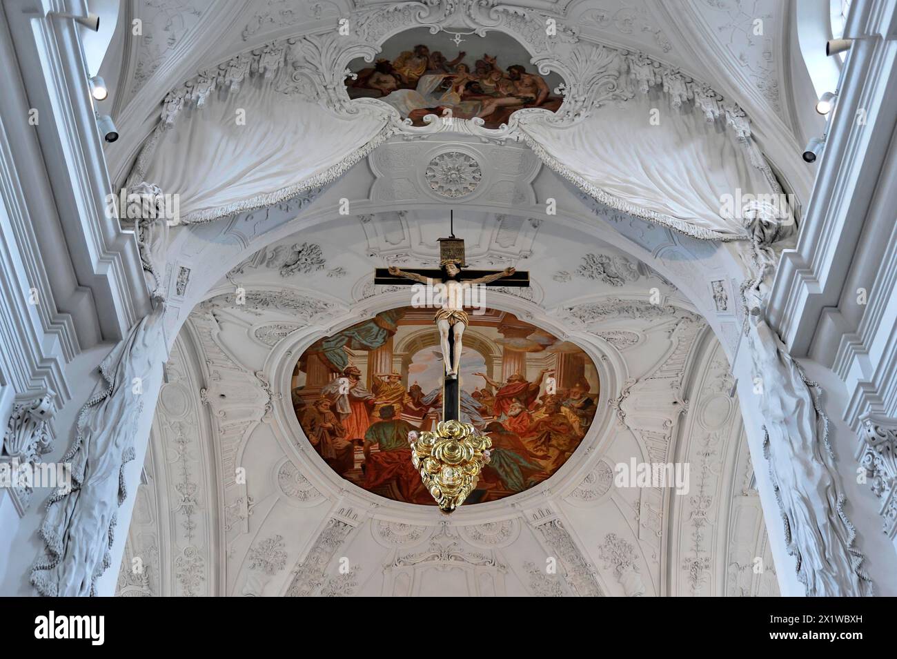 Dans le monastère collégial de Neumuenster, Wuerzbourg, représentation de la crucifixion du Christ sous une voûte baroque avec des stucs ornementaux Banque D'Images