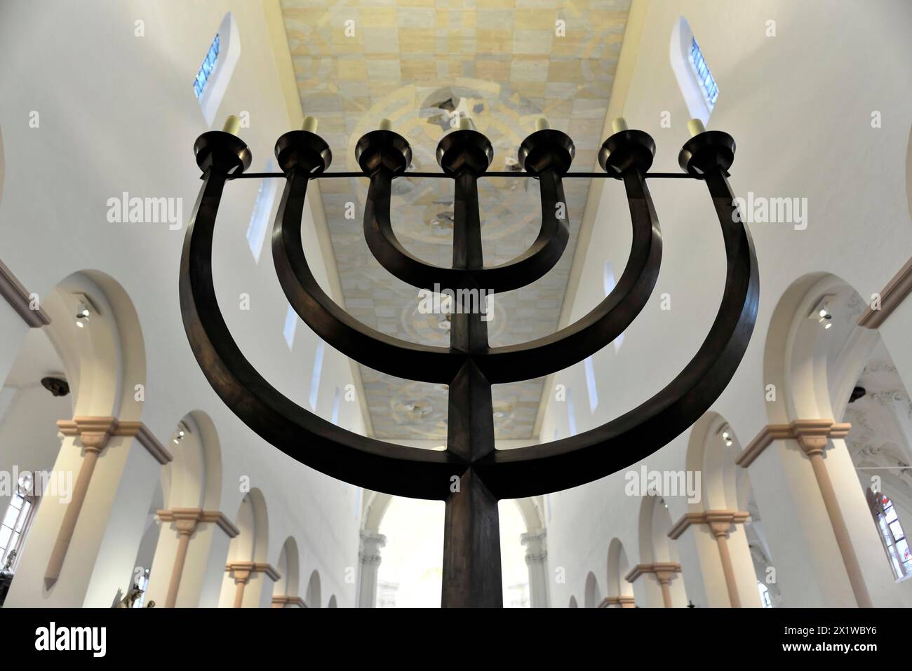 Cathédrale Saint-Kilian, cathédrale Saint-Kilian, Wuerzbourg, menorah noire devant un autel dans une église, symbole du judaïsme, Wuerzbourg, inférieur Banque D'Images