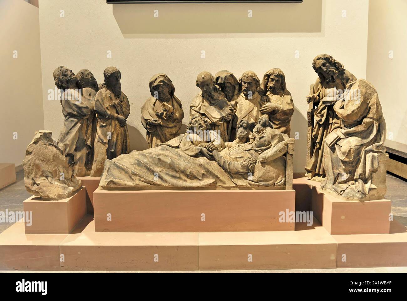 Cathédrale Saint-Kilian, cathédrale Saint-Kilian, Wuerzbourg, Un groupe de sculptures sculptées sur bois montre une scène de deuil biblique, peut-être la Lamentation de Banque D'Images