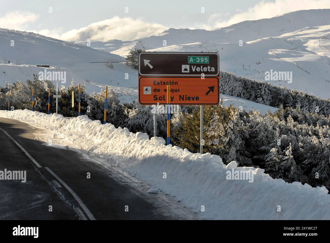 Montagnes en Andalousie, chaîne de montagnes avec de la neige, près de Pico del Veleta, 3392m, Gueejar-Sierra, Parc National de la Sierra Nevada, Une route d'hiver avec un Banque D'Images