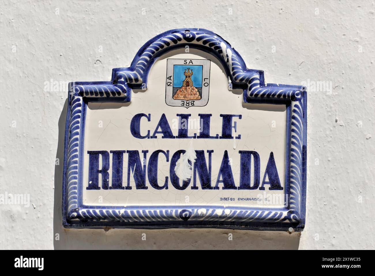 Solabrena, Un panneau routier en céramique bleu et blanc avec l'inscription 'CALLE RINCONADA', Costa del sol, Andalousie, Espagne Banque D'Images