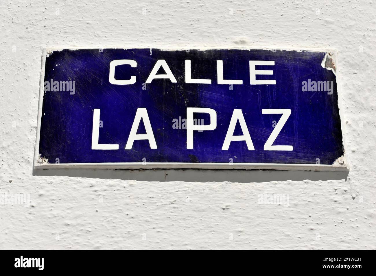 Solabrena, Un panneau routier bleu simple avec l'inscription blanche 'CALLE LA PAZ', Costa del sol, Andalousie, Espagne Banque D'Images